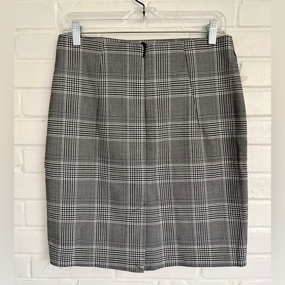 H&M Black and White Plaid Mini Skirt with Buttons Zip-Up SZ 8 - Picture 3 of 4